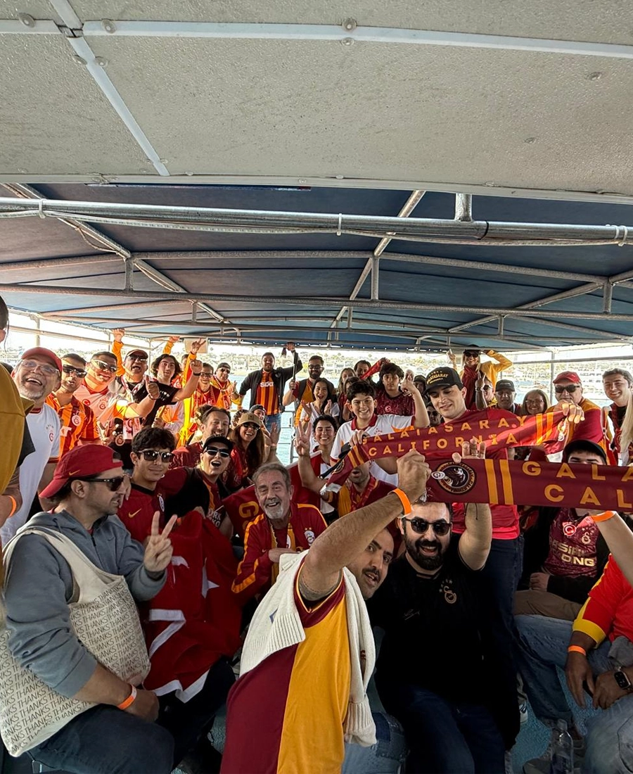 Galatasaray forması giyen bir taraftar